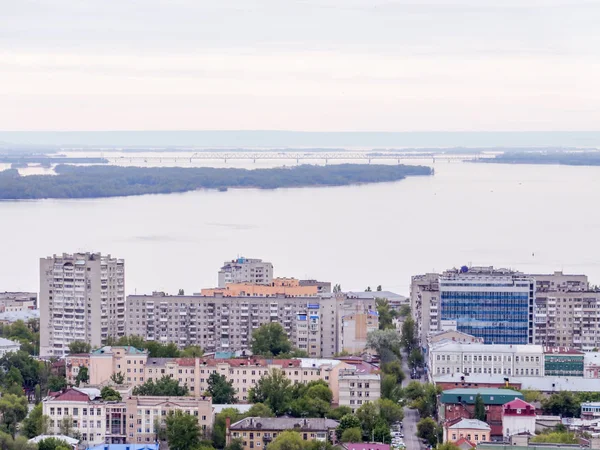 Panorama města. Ruské provincii Saratov. Výškových obytných budov, řeky Volhy a železniční most na obzoru — Stock fotografie