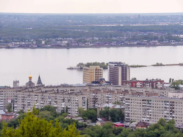 Lo skyline della città. L'architettura della città di Saratov, Russia. Il fiume Volga e la città di Engels all'orizzonte — Foto Stock