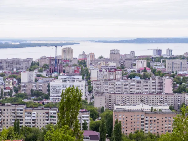 Lo skyline della città. La provincia russa di Saratov. grattacieli residenziali, il fiume Volga e il ponte ferroviario all'orizzonte — Foto Stock