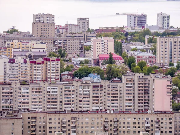 Şehir Saratov dan dağ manzarası. Kentsel peyzaj, altyapı, Kiralık evler, kamu binaları ve sokakları, Volga Nehri ufukta. Rus Eyaleti — Stok fotoğraf