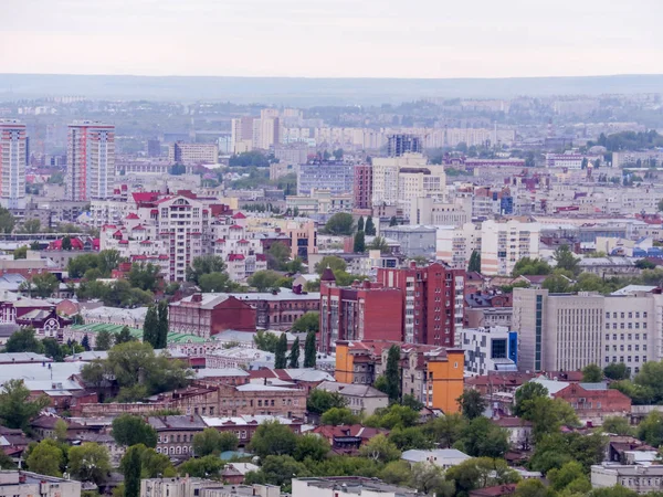 Saratov, Rusya Federasyonu şehri. Üstten kenti. Evler, sokaklar ve kamu binaları — Stok fotoğraf