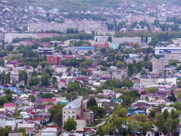 Město Saratov, Rusko. Pohled na město z vrcholu. Domy, ulice a veřejné budovy — Stock fotografie
