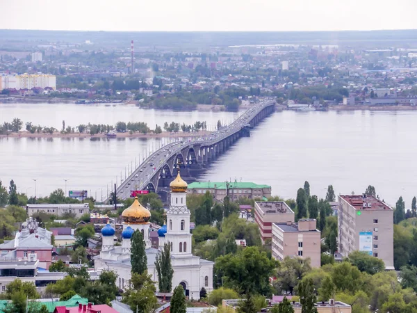 Ponte stradale sul fiume Volga tra le città di Saratov ed Engels. Lo skyline della città. Una Chiesa ortodossa. Maggio — Foto Stock