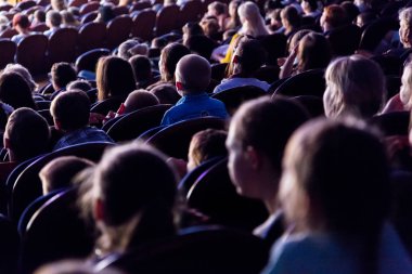 İnsanlar, çocuk, Yetişkin, performansını izlerken tiyatro ebeveynler. İnsanlar vasıl belgili tanımlık sahne seyir oditoryum. Arkadan çekim