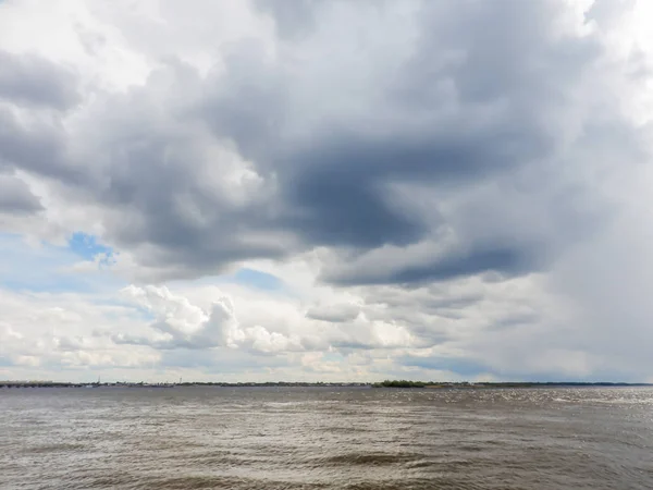 Uma Paisagem Fluvial Nuvens Escuras Baixas Sobre Água Rússia Rio — Fotografia de Stock