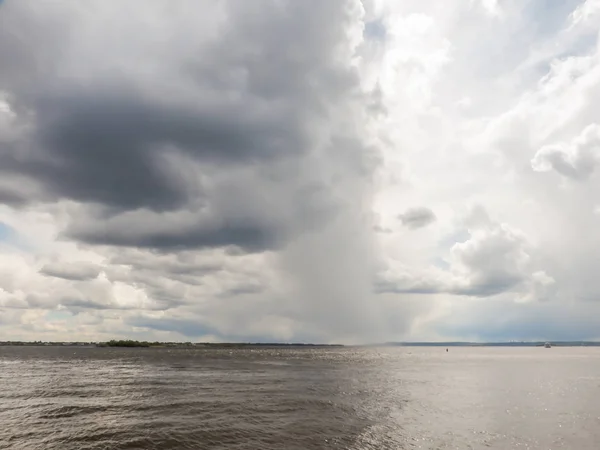 Uma Paisagem Fluvial Nuvens Escuras Baixas Sobre Água Rússia Rio — Fotografia de Stock