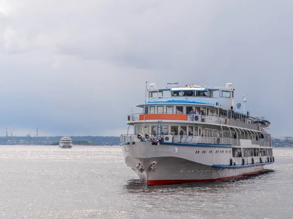 Three-deck passenger ship on the Volga river — Stock Photo, Image