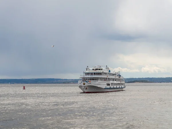 Říční osobní loď "Alexander Herzen" na řece Volga. Rusko, Saratov, 3. červen 2017 — Stock fotografie