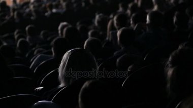 Seyirci gösteriyi izlemek veya tiyatroda görüntüleyin. Video arkadan. Çocuklar ve yetişkinler