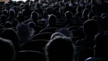 Bir performans veya tanıtımı tiyatro seyirciler alkışladı. Video arkadan. Çocuklar ve yetişkinler
