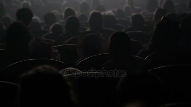Seyirci gösteriyi izlemek veya tiyatroda görüntüleyin. Video arkadan. Çocuklar ve yetişkinler