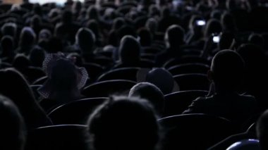 Bir performans veya tanıtımı tiyatro seyirciler alkışladı. Video arkadan. Çocuklar ve yetişkinler