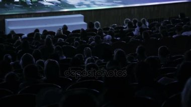 Seyirci gösteriyi izlemek veya tiyatroda görüntüleyin. Video arkadan. Çocuklar ve yetişkinler