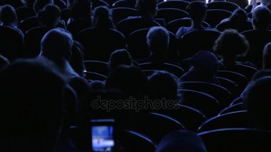 Bir performans veya tanıtımı tiyatro seyirciler alkışladı. Video arkadan. Çocuklar ve yetişkinler. 4k klip çekimi