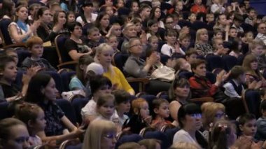 Bir performans veya tanıtımı tiyatro seyirciler alkışladı. Çocuklar ve yetişkinler. Genç seyirci tiyatro. Rusya, Saratov, 1 Haziran 2017