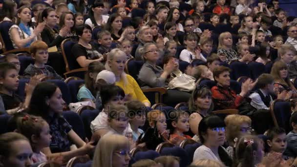 Publiken applåderade en prestation eller presentation i teatern. Både barn och vuxna. Teater av unga åskådare. Ryssland, Saratov, den 1 juni 2017 — Stockvideo