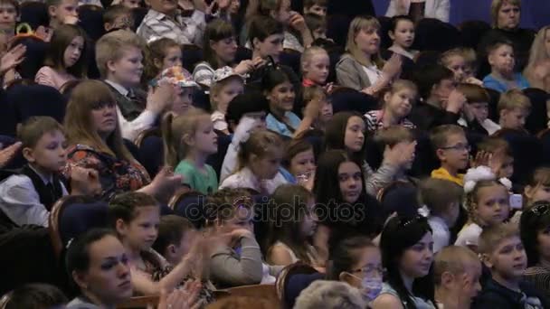 Para penonton bertepuk tangan untuk sebuah penampilan atau presentasi di teater. Anak-anak dan orang dewasa sama. Teater penonton muda. Rusia, Saratov, 1 Juni 2017 — Stok Video