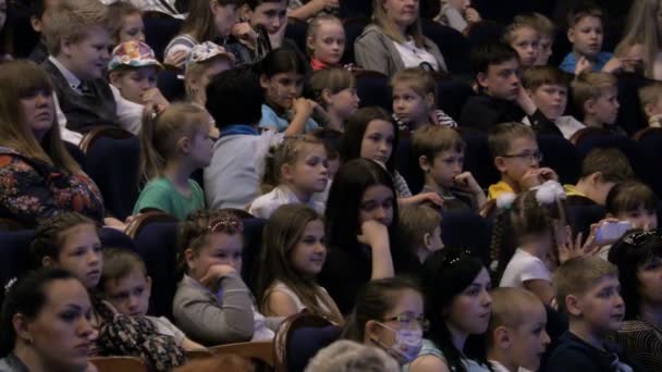 Los espectadores ven el espectáculo o la vista en el teatro. Niños y adultos por igual. Imágenes de video en 4K. Teatro del joven espectador. Rusia, Saratov, 1 de junio de 2017 — Vídeo de stock