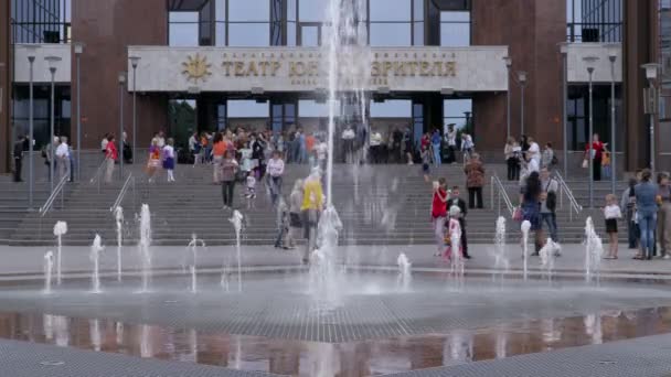 Взрослые и дети возле фонтана. Театр юного зрителя. Россия, Саратов, 1 июня 2017 — стоковое видео