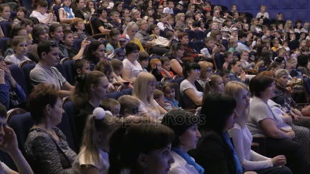 O público aplaudiu por uma performance ou apresentação no teatro. Crianças e adultos iguais. Teatro do espectador jovem. Rússia, Saratov, 1 de junho de 2017 — Vídeo de Stock