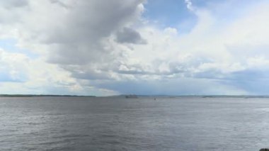 Bir yaz gününde hızlandırılmış kayıt bulutların Volga Nehri. Rusya, şehir Saratov. Film, klip, video 4 k