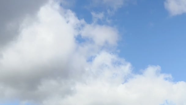 Des nuages flottants. Enregistrement en accéléré. Un clip en boucle sans pauses. 4K, Ultra HD, UHD 