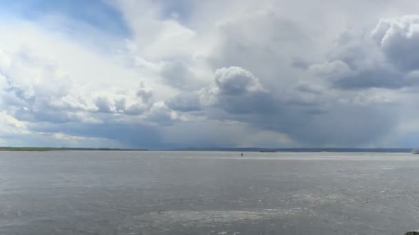 Registro de lapso de tiempo de nubes sobre el río Volga en un día de verano. Rusia, ciudad Saratov. Filmación, clip, video en 4K — Vídeo de stock