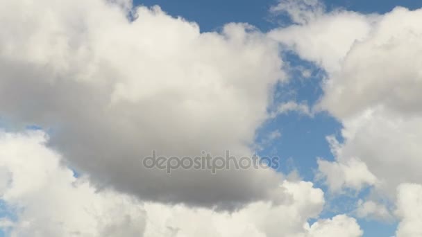 Nuvens baixas flutuam no céu azul. Gravação de lapso de tempo. 4K, Ultra HD, UHD — Vídeo de Stock