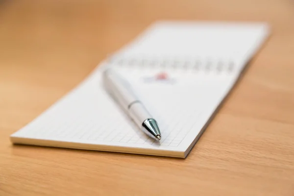 Cuaderno Bolígrafo Sobre Una Mesa Madera —  Fotos de Stock