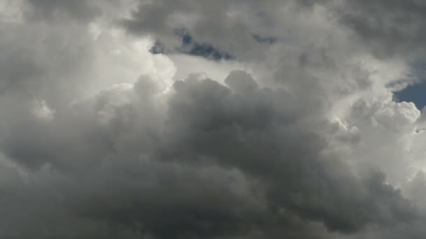 Awan hitam besar mengambang di langit. Rekaman selang waktu. 4K, Ultra HD, UHD — Stok Video