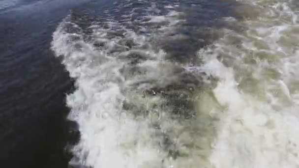 Vinkar och vaknar från motorbåtar. Ljudet av vatten och motor. Footage klipp 4k Ultra Hd — Stockvideo