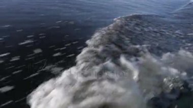 Motorlu bir tekne yay dalgadan. Su ve motor sesi. Görüntüleri klip 4k, Ultra Hd