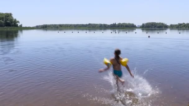 Dwie dziewczyny siedmiu do dziewięciu lat pływania w rzece w letni dzień. Klip nagrań 4k Ultra Hd. turystyczne bazy "Lazurowe Wybrzeże", miasto Saratov, Federacja Rosyjska, 30 czerwca 2017 r.. — Wideo stockowe