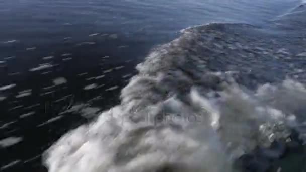 Wave från fören på en motorbåt. Ljudet av vatten och motor. Footage klipp 4k Ultra Hd — Stockvideo