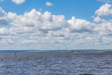 Yaz nehir manzara. Volga Nehri, Saratov, Rusya Federasyonu. Mavi gökyüzü, beyaz bulutlar