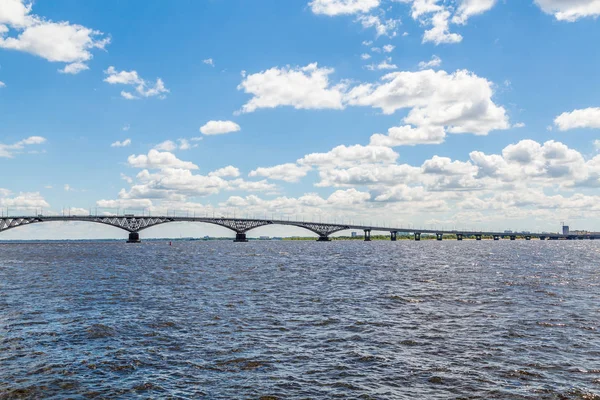 Road bridge across the Volga river between the cities of Saratov and Engels, Russia. Summer river landscape. Blue sky, white clouds — Stock Photo, Image