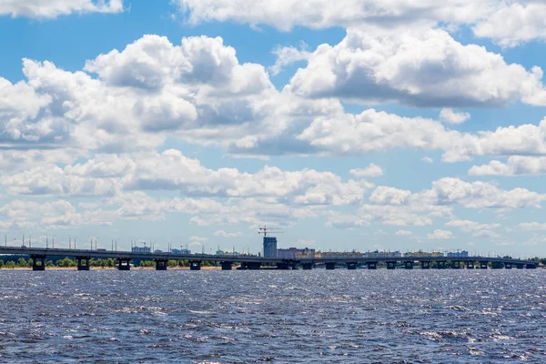 Puente de carretera sobre el río Volga entre las ciudades de Saratov y Engels, Rusia. Paisaje fluvial. Cielo azul, nubes blancas — Foto de Stock