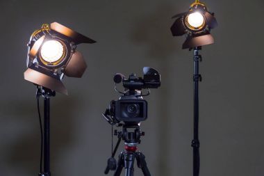 Video kamera ve Fresnel lens iç ile 2 sahne ışıkları. Bir röportaj çekim