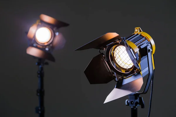Two halogen spotlights with Fresnel lenses. Shooting in the Studio or in the interior. TV, movies, photos — Stock Photo, Image