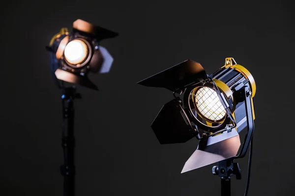 Two halogen spotlights with Fresnel lenses. Shooting in the Studio or in the interior. TV, movies, photos — Stock Photo, Image