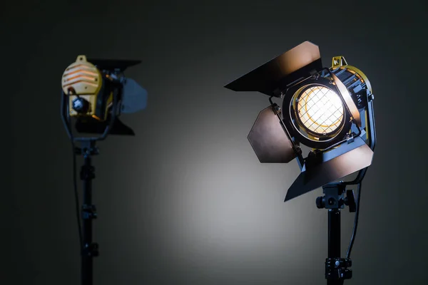 Deux projecteurs halogènes avec lentilles Fresnel. Tournage en studio ou à l'intérieur. TV, films, photos — Photo