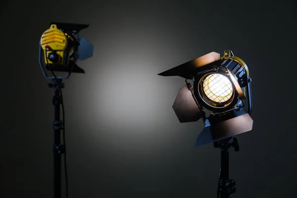 Two halogen spotlights with Fresnel lenses. Shooting in the Studio or in the interior. TV, movies, photos — Stock Photo, Image