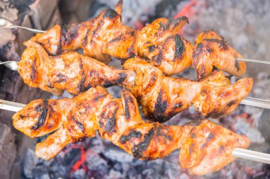 Tavuk şiş kömürün üstünde kavurma.