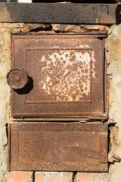 A porta de metal do antigo fogão . — Fotografia de Stock