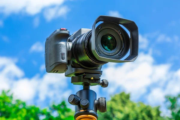 Digital camera closeup on a background of sky and clouds. Shooting on location and nature. — Stock Photo, Image