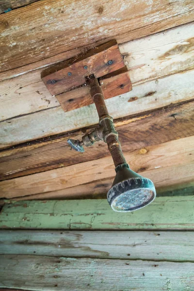 Dusche in einer alten Holzscheune auf dem Land. — Stockfoto