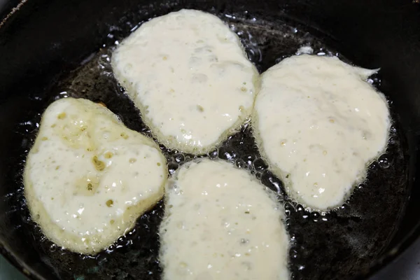 Krep sebze yağı bir tavada kızarmış.