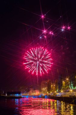 Saratov, Rusya Volga Nehri üzerinde havai fişek. Akşam cityscape. İnsanlar sokakta