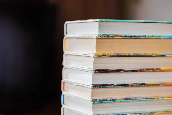 Een stapel boeken in veelkleurige covers in de bibliotheek of boekhandel — Stockfoto