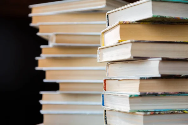 Una pila de libros en portadas multicolores en la biblioteca o librería —  Fotos de Stock